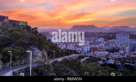 Spanien - Alicante ist mediterrane Stadt, Skyline bei Nacht Stockfoto