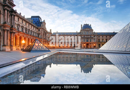 Paris, Frankreich, 9. Februar 2015: Der Louvre ist eines der größten Museen der Welt und ein historisches Monument. Ein zentrales Wahrzeichen von Paris, Frankreich Stockfoto