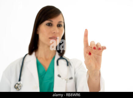 Der erfolgreiche Frau Arzt Chirurg Hand berühren virtuellen Bildschirm die Nutzung innovativer Technologien auf weißem Hintergrund Kopie Raum isoliert Stockfoto