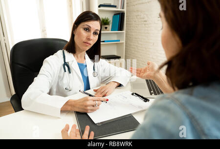 Weibliche Familie Arzt aufmerksam die Patientin Probleme und Symptome, Partnerschaft, Gesundheit und medizinische Behandlung psychiatrie Kommuniz Stockfoto