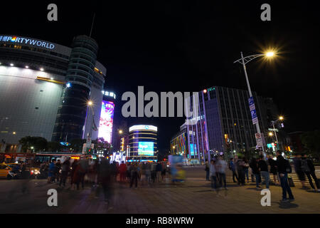 Taipei, Taiwan - 23. November 2018: Nachtleben Stadtbild in der Stadt Taipeh, Taipei, Taiwan. Dieser Bezirk ist der berühmten Mode, der Nachtmarkt und Stockfoto