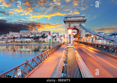 Chain Bridge, Royal Palace und die Donau in Budapest. Stockfoto