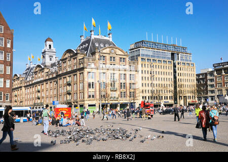 Der Dam Platz und das Flaggschiff De Bijenkorf Kaufhaus, Amsterdam, Niederlande Stockfoto