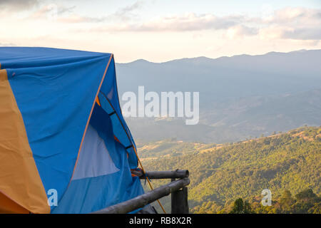 Ein Zelt von Gelb und Blau oben auf den Hügeln. Stockfoto