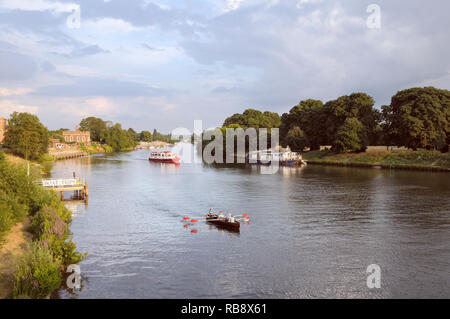 Boote auf dem Fluss Themse in Hampton Court an einem schönen Sommerabend, East Molesey, Surrey, Greater London, England, Großbritannien Stockfoto