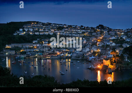 Das charmante Fischerdorf Cornwall Polruan leuchtet in der Dämmerung, Cornwall, England, Großbritannien Stockfoto