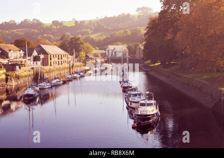 Totnes, Devon. Boote auf dem Fluss Dart an einem spätsommerabend. Stockfoto