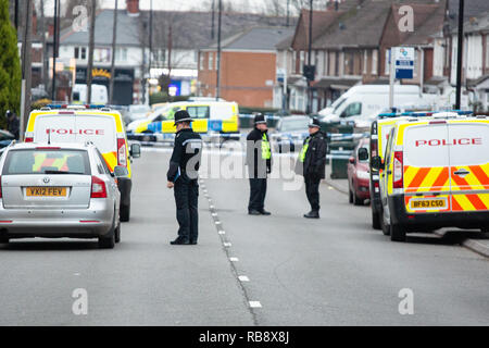 Polizei dargestellt in Burnaby Road, Coventry kurz nach Polizei erschossen Sean Fitzgerald an eine Eigenschaft in der Straße. Stockfoto