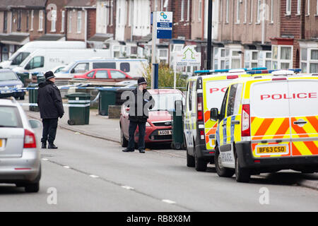 Polizei dargestellt in Burnaby Road, Coventry kurz nach Polizei erschossen Sean Fitzgerald an eine Eigenschaft in der Straße. Stockfoto