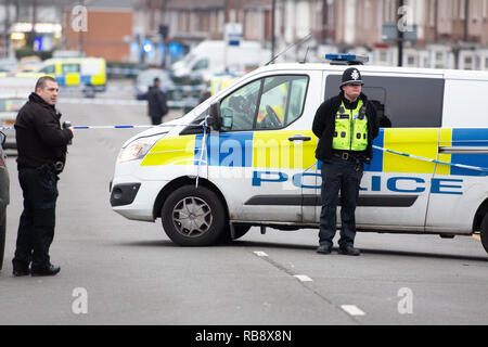 Polizei dargestellt in Burnaby Road, Coventry kurz nach Polizei erschossen Sean Fitzgerald an eine Eigenschaft in der Straße. Stockfoto