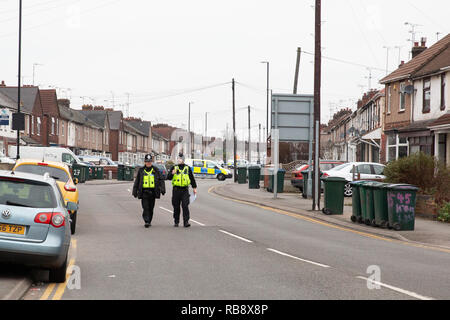 Polizei dargestellt in Burnaby Road, Coventry kurz nach Polizei erschossen Sean Fitzgerald an eine Eigenschaft in der Straße. Stockfoto