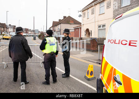 Polizei dargestellt in Burnaby Road, Coventry kurz nach Polizei erschossen Sean Fitzgerald an eine Eigenschaft in der Straße. Stockfoto