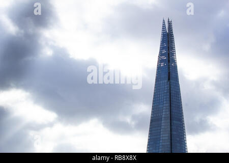 Die Oberseite der Shard an einem bewölkten Tag aus der Londoner Monument angesehen Stockfoto