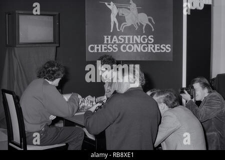 Hastings 66th Annual International Chess Congress. Premier Turnier. 1990. Fotoshooting für das erste Match zwischen Jonathon S Speelman (links) v Anthony C Kosten (rechts). England, Großbritannien Stockfoto