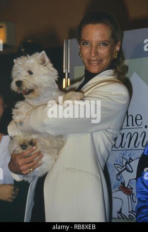 Prinzessin Michael von Kent Holding ein Hund auf der Crufts 1989, London, UK Stockfoto