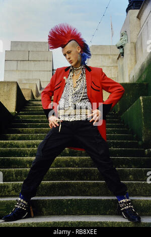 Matt Belgrano „The Gentleman Postcard Punk“ trägt eine rote Jacke von Teddy Boy Drape. London. England. VEREINIGTES KÖNIGREICH. Europa. Ca. 1980s Stockfoto