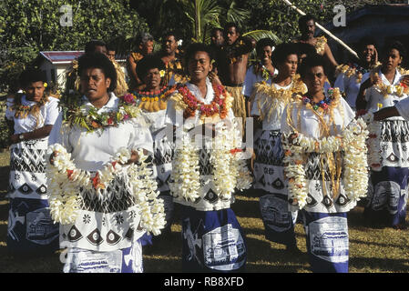 Tanzende Frauen begrüßen die Besucher in ihr Dorf. Malakati Dorf. Nacula Island. Yasawa Inseln. BA-Provinz. Fidschi-Inseln Stockfoto
