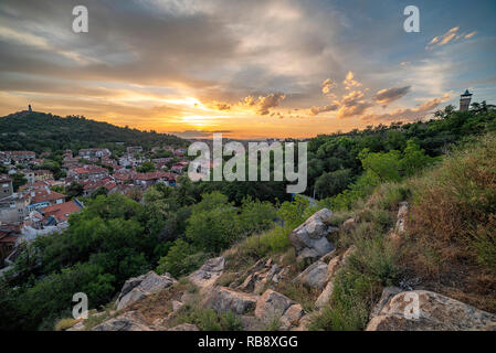 Sommer Sonnenuntergang über der Stadt Plovdiv, Bulgarien. Europäische Kulturhauptstadt 2019 und der älteste lebende Stadt in Europa. Foto von einem der Hügel Stockfoto