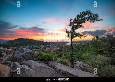 Sommer Sonnenuntergang über der Stadt Plovdiv, Bulgarien. Europäische Kulturhauptstadt 2019 und der älteste lebende Stadt in Europa. Foto von einem der Hügel Stockfoto