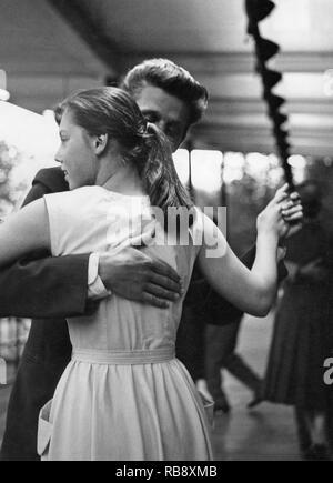 Tanz in den 1960er Jahren. Ein junges Paar tanzen zur Musik auf ein open air Tanzveranstaltung. Sie hat ihre Haare in einem pferdeschwanz Frisur, und er sieht so aus, als wenn brylcreem in seinem Haar hat. Schweden 1960 Stockfoto