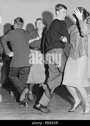 Tanz in den 1960er Jahren. Zwei junge Paare zusammen tanzen und Spaß haben. Schweden 1960 Stockfoto