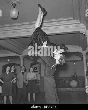 Jitterbug tanzen. Ein Tanz populär in den Vereinigten Staaten und von amerikanischen Soldaten und Matrosen auf der ganzen Welt während des Zweiten Weltkriegs. Hier sehen Sie ein junges Paar beim Tanzen die Jitterbug tanzen 1944. Foto: Kristoffersson ref L3-4 Stockfoto