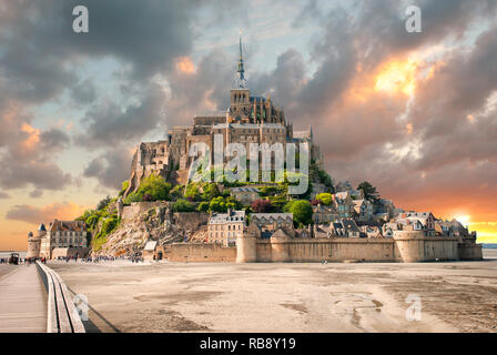 Panoramablick auf den berühmten Le Mont Saint Michel mit sunsetNormandy, Nordfrankreich Stockfoto