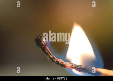 Das Feuer breitet sich über einen hölzernen match Nahaufnahme Stockfoto