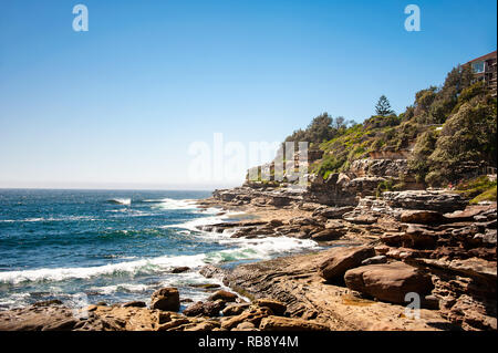 Küsten Szene, Sydney, New South Wales, Australien. Clourful Felsformationen von Wind und Meer Erosion verursacht. Stockfoto