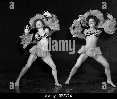 Tänzerinnen und Tänzer in den 1950er Jahren. Zwei junge Frauen aus einem Theater Ballett in ihren Tanz Kostüme. Schweden 1950. Foto Kristoffersson Ref 33 K-20 Stockfoto