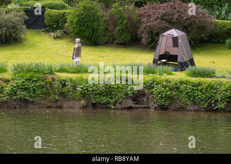 Eine offizielle wartet für Wettbewerber in Shrewsbury Regatta auf dem Fluss Severn, Shrewsbury, Shropshire, England, Großbritannien Stockfoto