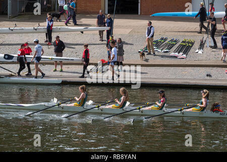 Eine weibliche rudern Crew vorbei an andere Wettbewerber in Shrewsbury Regatta auf dem Fluss Severn in Shrewsbury, Shropshire, England, UK. Stockfoto