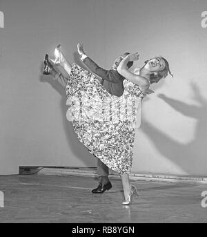 Charleston tanzen. Ein Tanz mit dem Namen für den Hafen von Charleston, South Carolina und wurde in den Vereinigten Staaten populär wurde durch ein 1923 tune genannt Die Charleston. Die Spitze für den Charleston als ein Tanz durch die Öffentlichkeit wurde Mitte 1926 bis 1927. Bild Sonja Stjernquist und John Ivar Deckner tanzen die Charleston 1950. Foto Kristoffersson ref BA 67-12 Stockfoto
