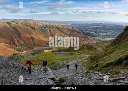 Fiel Walker bei Saddlestone Steinbruch an der Flanke der alte Mann der Coniston mit coppermines Tal im Nationalpark Lake District, Cumbria, England. Stockfoto