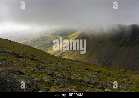 Dow Crag, umgeben von Wolken, von der Nordflanke des Old man of Coniston im Lake District National Park, Cumbria, England. Stockfoto