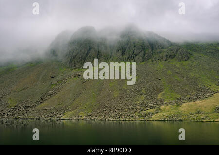 Der Ziege Wasser und Dow Crag im Nationalpark Lake District, Cumbria, England. Stockfoto