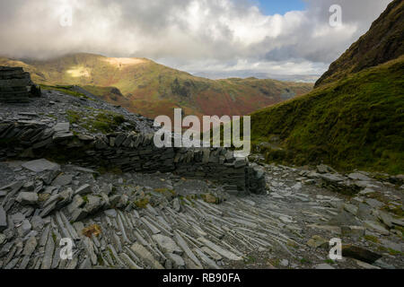 Saddlestone Steinbruch an der Flanke der alte Mann der Coniston mit coppermines Tal im Nationalpark Lake District, Cumbria, England. Stockfoto