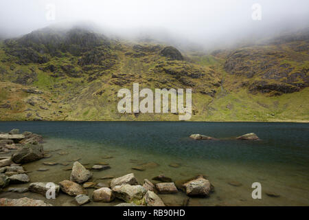 Niedrige Wasser an der Ostflanke des alten Mannes von Coniston im Nationalpark Lake District, Cumbria, England. Stockfoto