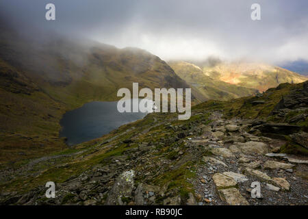 Niedrige Wasser an der Ostflanke des alten Mannes von Coniston im Nationalpark Lake District, Cumbria, England. Stockfoto