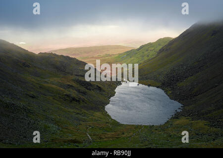 Der Ziege Wasser zwischen den alten Mann von Coniston und Dow Crag im Nationalpark Lake District, Cumbria, England. Stockfoto