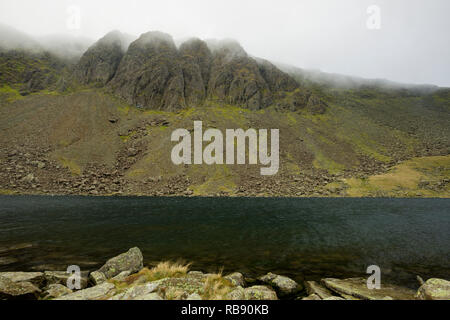 Der Ziege Wasser unter Dow Crag an der Westflanke des alten Mannes von Coniston im Nationalpark Lake District, Cumbria, England. Stockfoto