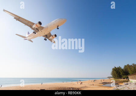 Flugzeug landet am Flughafen Phuket über den Mai Khao Beach, Thailand Stockfoto