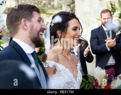 Die traditionelle kirchliche Hochzeit der Sopranistin Laura Wright in St. Michael's Framlingham mit dem Rugbyspieler Harry Rowland, der glücklich und glücklich aussieht. Stockfoto