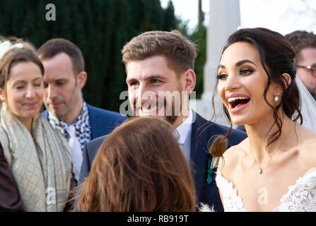 Die traditionelle kirchliche Hochzeit der Sopranistin Laura Wright in St. Michael's Framlingham mit dem Rugbyspieler Harry Rowland, der glücklich und glücklich aussieht. Stockfoto