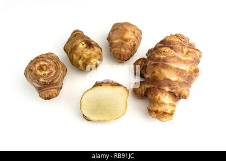 Topinambur auf weißem Hintergrund. Topinambur Wurzeln auf weißem Hintergrund. Stockfoto