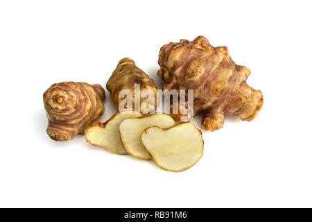 Topinambur auf weißem Hintergrund. Topinambur Wurzeln auf weißem Hintergrund. Stockfoto