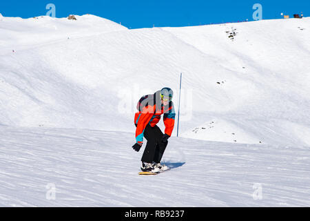 Die Menschen genießen Snowboard für Winterurlaub in den Alpen, Les Arcs 2000, Savoie, Frankreich, Europa Stockfoto