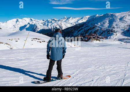 Die Menschen genießen Snowboard für Winterurlaub in den Alpen, Les Arcs 2000, Savoie, Frankreich, Europa Stockfoto