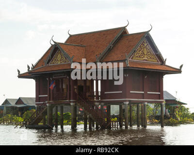 Tempel in Kompong Phluk gestelzt Dorf an der Seite von Kampong Phluk Fluss Siem Reap Kambodscha Asien Stockfoto