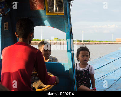 Der Steuermann Tochter und Sohn mit ihm auf die Reise während der Fahrt Touristenboot Kompong gestelzt Dorf am Tonle Sap See Siem Reap Kambodscha Asien zu sehen Stockfoto